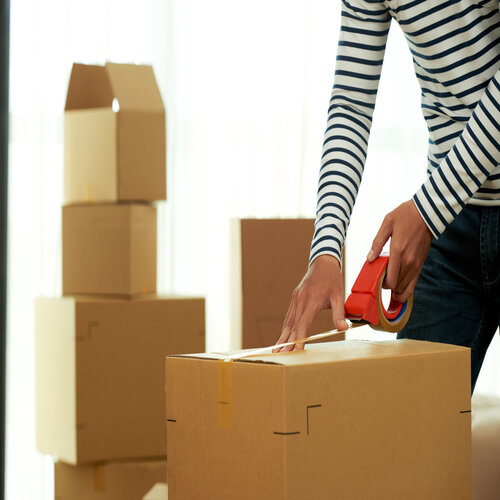 rsz_1cropped-unrecognizable-man-applying-adhesive-tape-box-with-dispenser